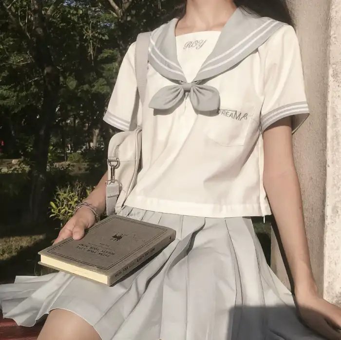与一位女士合影